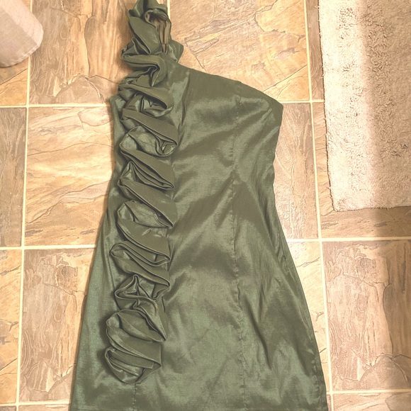 Romeo & Juliet Couture Dresses & Skirts - Green shimmery one-shoulder ruffle accent dress, size L (juniors)